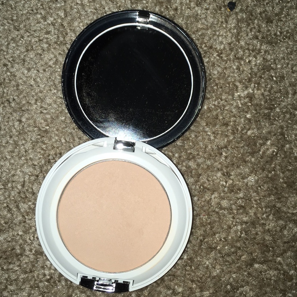 Clinique  LIGHT powder foundation and concealer